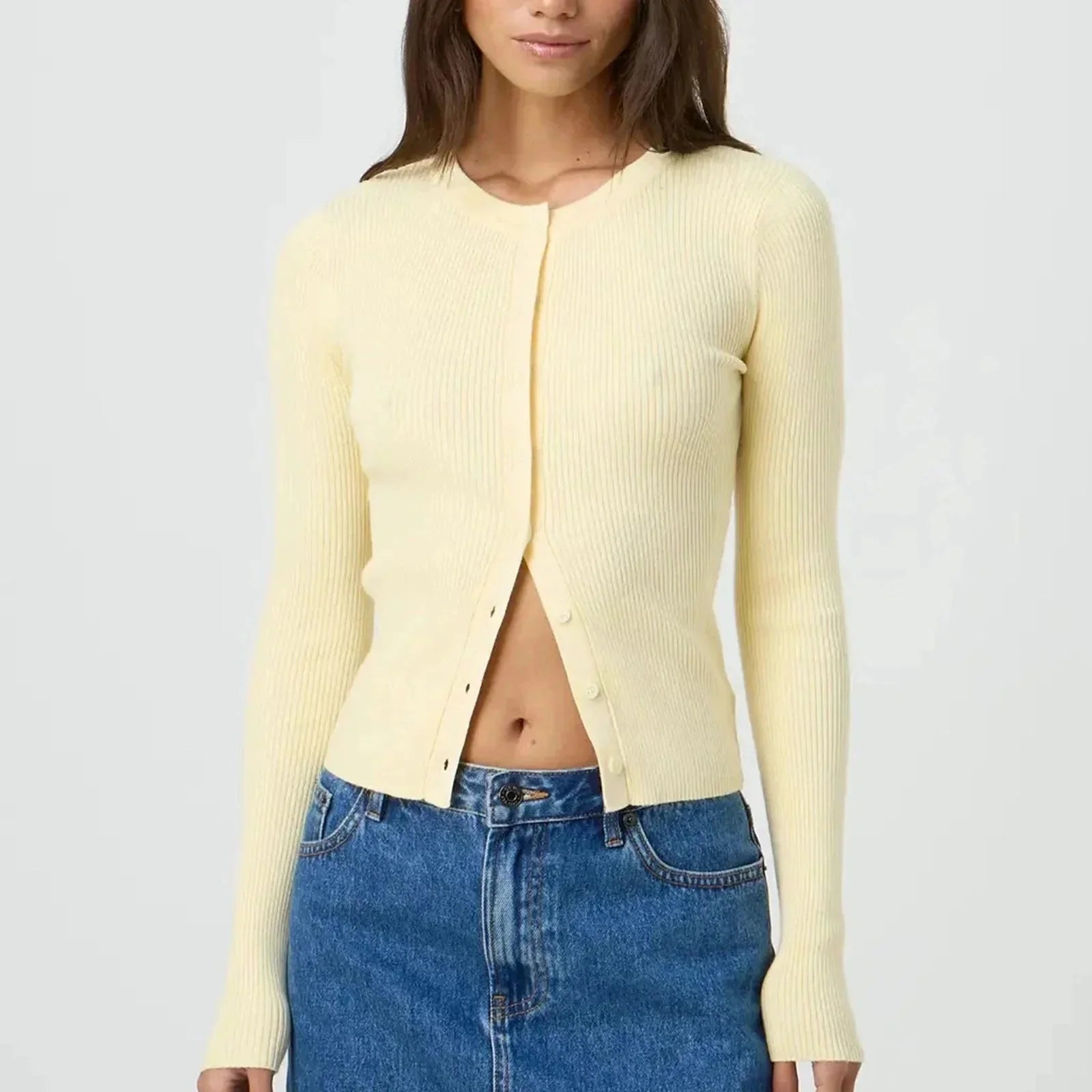Cardigan femme ajusté à manches longues côtelées en tissu doux et extensible, couleur jaune.
