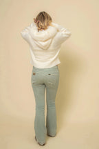 Cardigan femme marron avec col en fausse fourrure et fermeture éclair, en tissu doux et chaud.