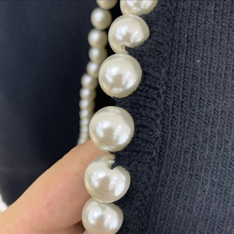 Cardigan femme blanc en matière douce, avec détails en perles et coupe ouverte pour un style décontracté.