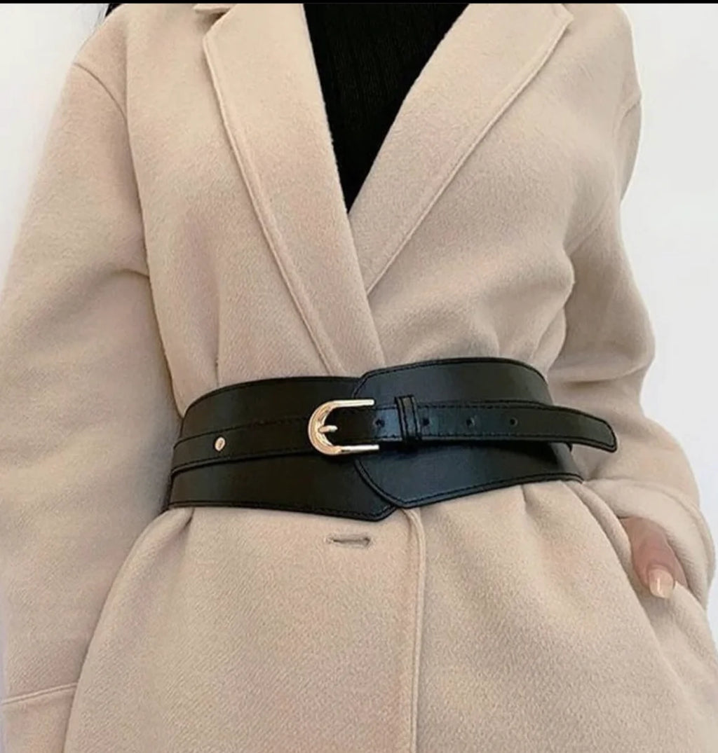 Cardigan femme en matière douce, avec détails en perles et design ouvert pour un style polyvalent.