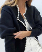 Cardigan femme noir en maille douce avec détails en perles et design fin, adapté pour des occasions décontractées.