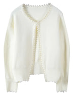 Cardigan femme blanc en laine avec détails en perles et coupe ouverte, adapté pour diverses occasions.