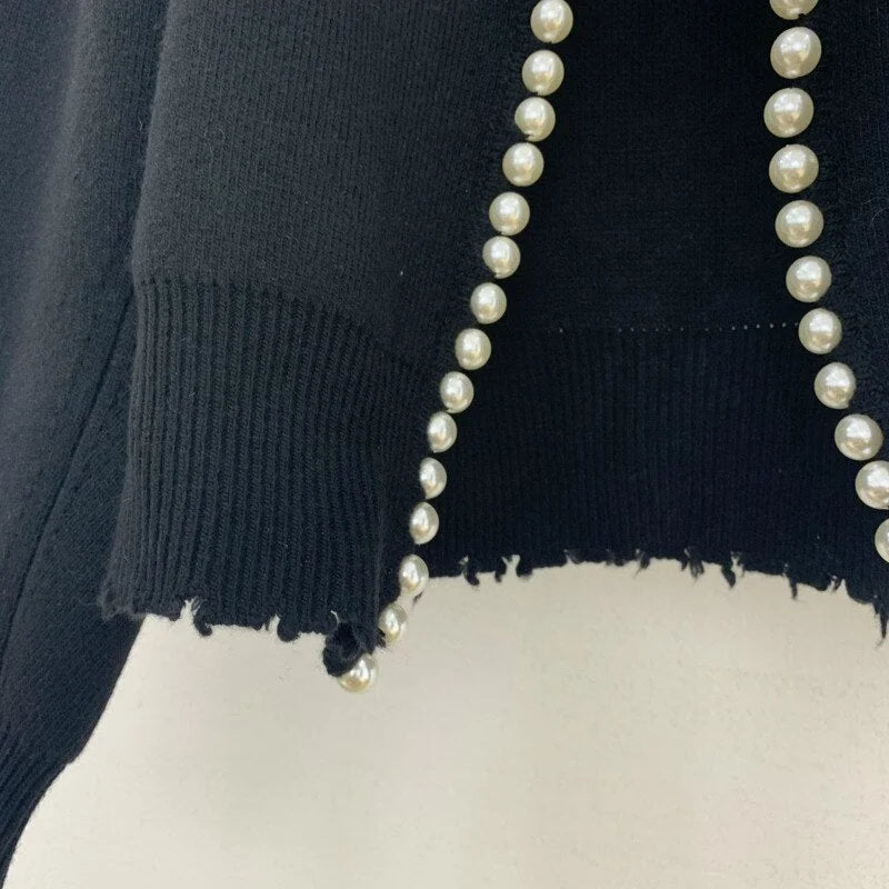 Cardigan femme blanc en tricot doux, avec détails en perles et coupe ouverte, idéal pour le quotidien.