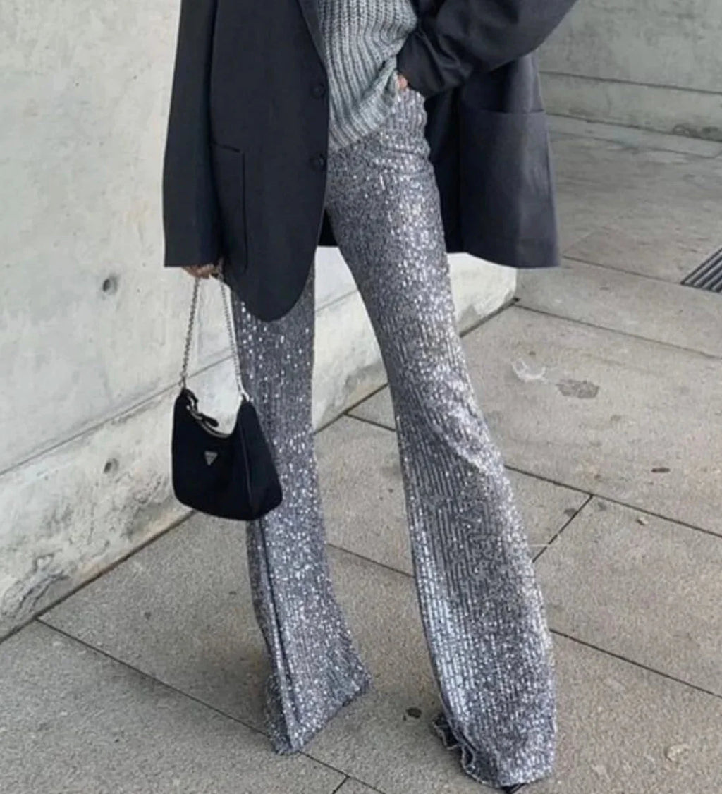 Cardigan femme en matière douce, avec détails de perles aux manches et au col.