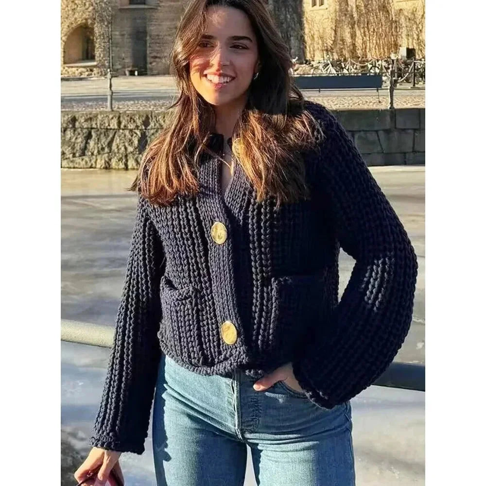Dunkelblauer Damen-Cardigan mit Knöpfen, lockerer Schnitt und weichem Material, ideal für lässige Outfits.