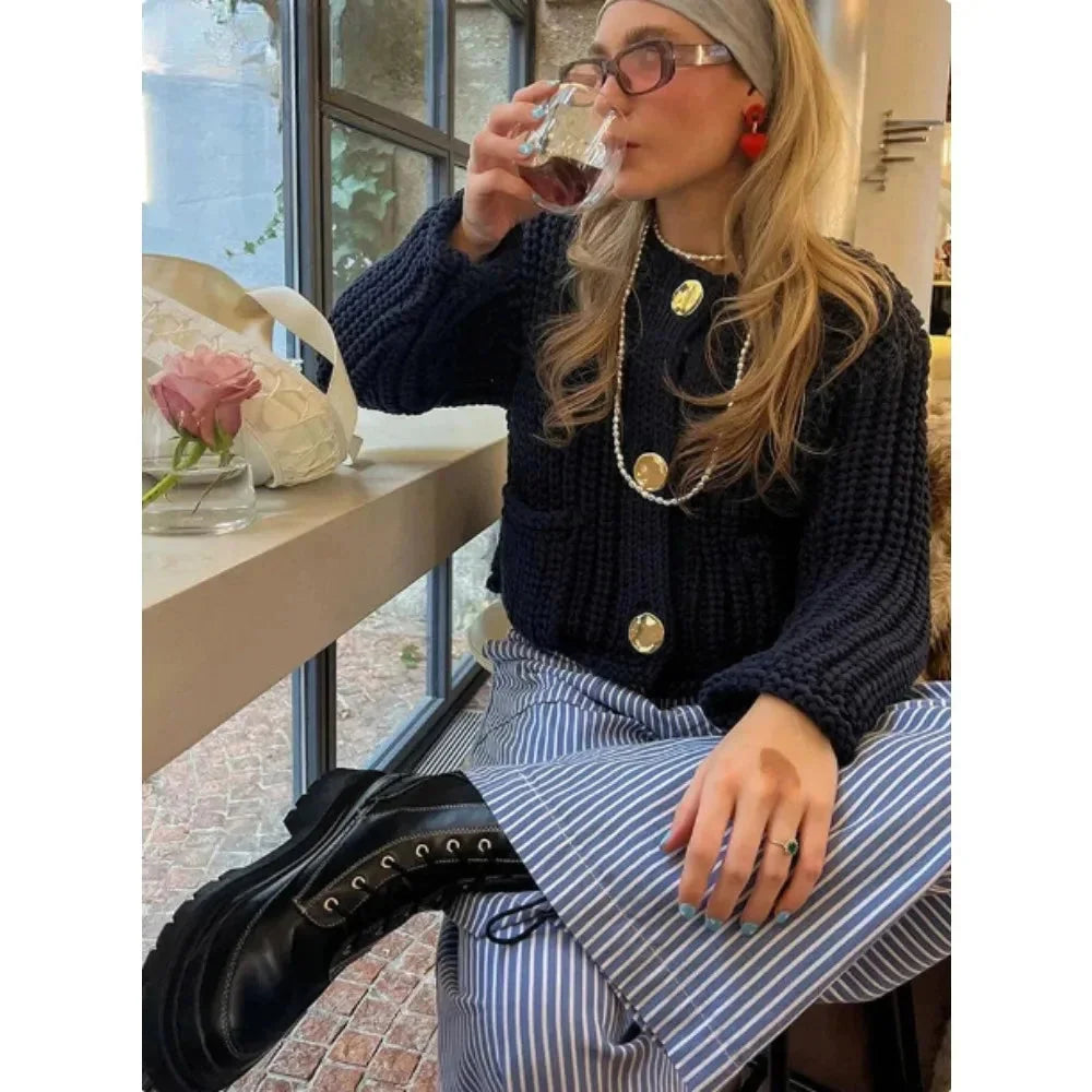 Cardigan femme bleu marine en coton doux, coupe décontractée avec boutons modernes.