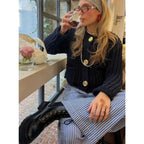 Navy blauer, lockerer Cardigan für Damen aus weicher Baumwolle mit modernen Knöpfen und lässigem Schnitt.