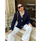 Dunkelblauer Damen-Cardigan aus weichem Strick, lässiger Schnitt mit Knopfleisten und langem Arm. Perfekt für den Alltag.