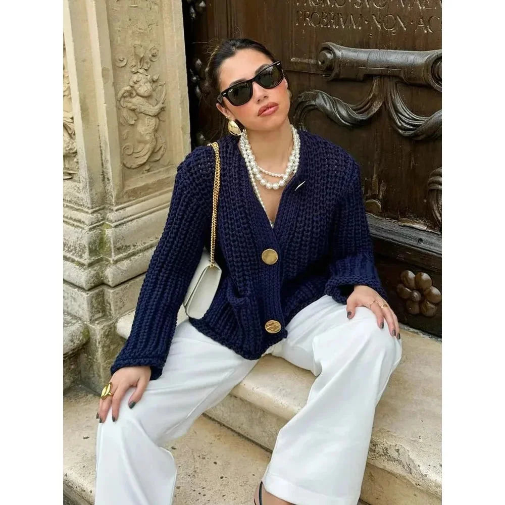 Dunkelblauer Damen-Cardigan aus weichem Strick, lässiger Schnitt mit Knopfleisten und langem Arm. Perfekt für den Alltag.