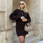 Brauner Strick-Cardigan für Damen mit praktischen Taschen, weichem Material und klassischem, zeitlosen Design.