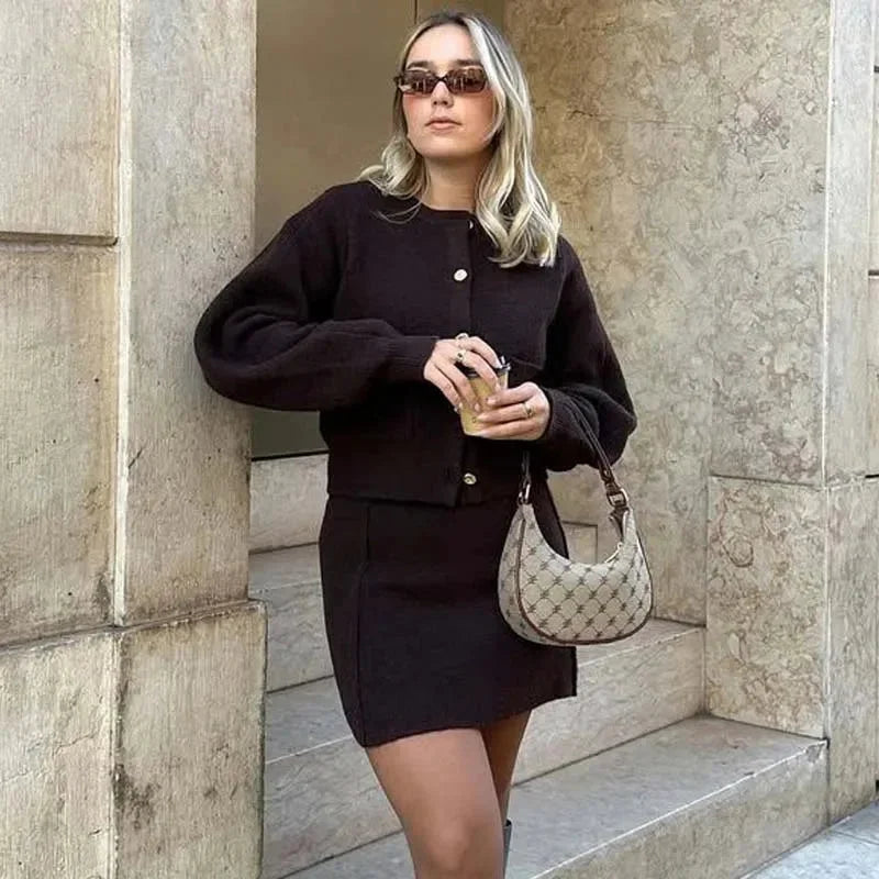 Brauner Strick-Cardigan für Damen mit praktischen Taschen, weichem Material und klassischem, zeitlosen Design.