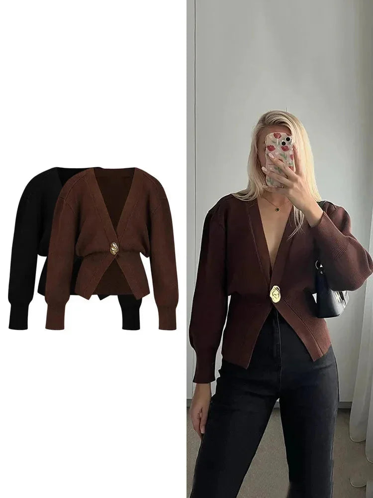 Cardigan femme noir à col en V, avec boutons dorés, adapté pour des occasions décontractées et élégantes.