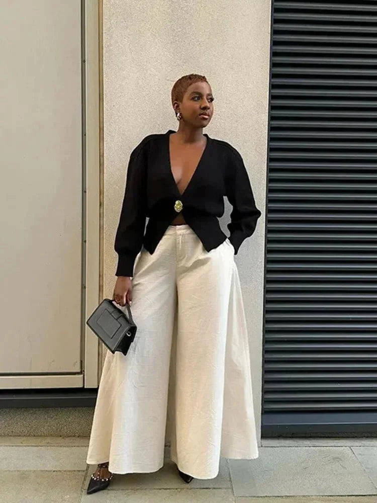 Cardigan femme noir, col en V, boutons dorés, en tricot doux, idéal pour les journées fraîches.