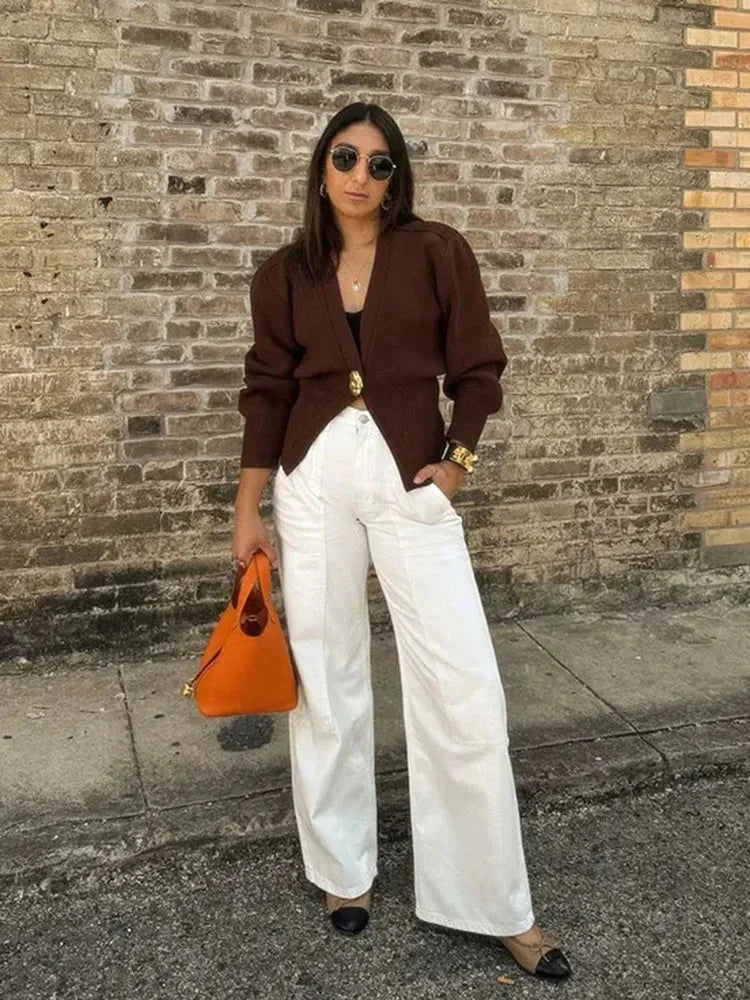 Cardigan femme noir, col en V, boutons dorés, en tissu doux pour un style décontracté.