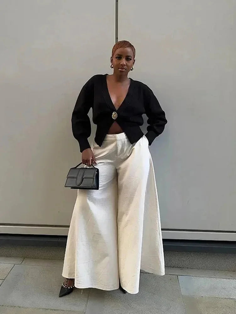 Cardigan femme marron, col en V, avec boutons dorés, en tricot doux, idéal pour des occasions décontractées.