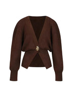 Cardigan femme avec col en V, boutons dorés, en tissu doux, adapté pour des tenues décontractées et formelles.