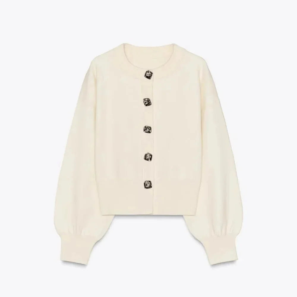 Cardigan crème pour femme, à manches longues, avec boutons décoratifs et coupe décontractée.