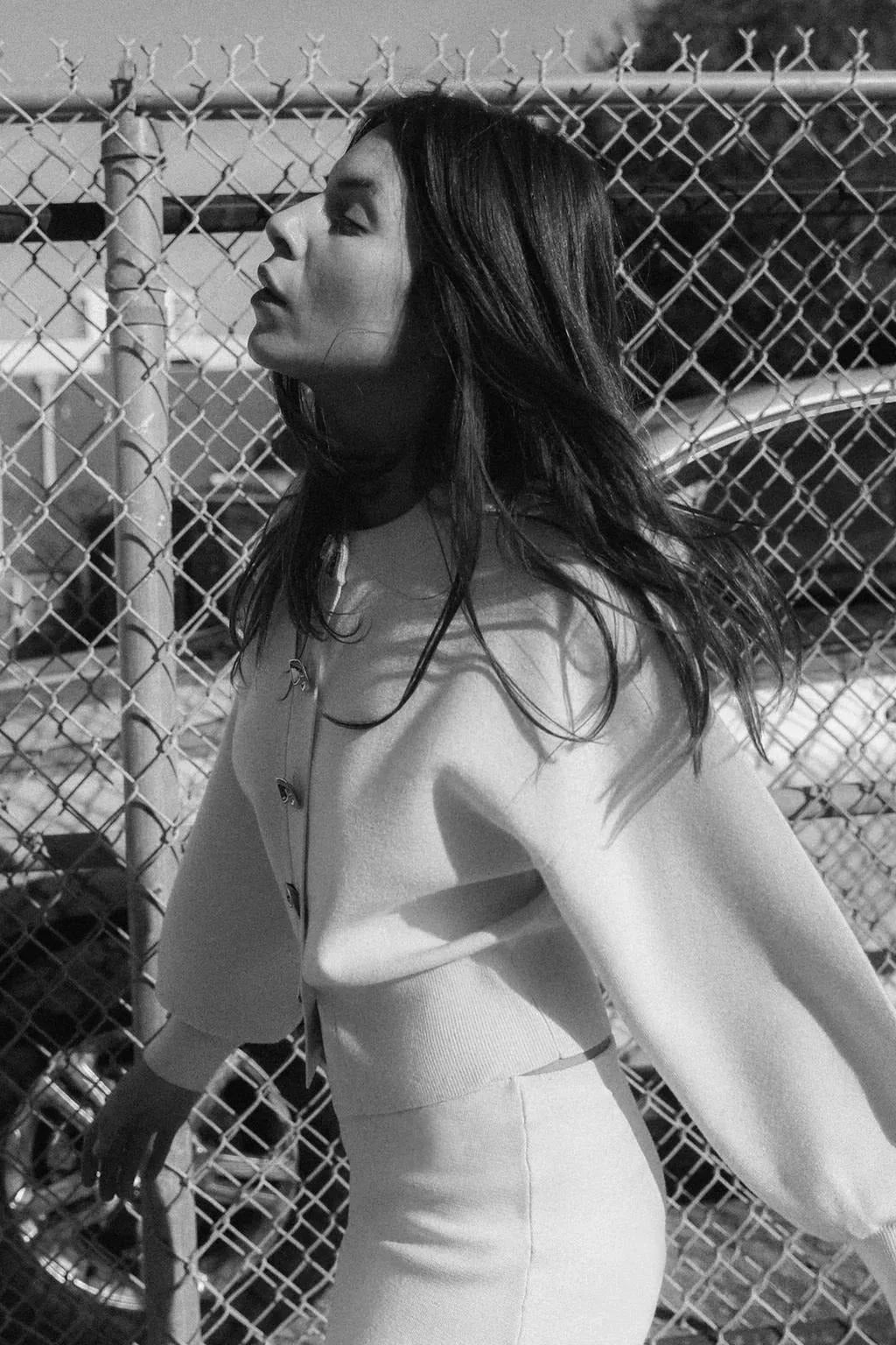 Cardigan femme crème à manches longues, boutons stylés, en matière douce, adapté pour l'automne et l'hiver.