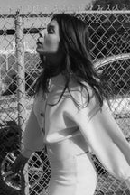 Beige Damen-Cardigan aus weichem Material mit modischen Knöpfen und langen Ärmeln, ideal für Herbst und Winter.