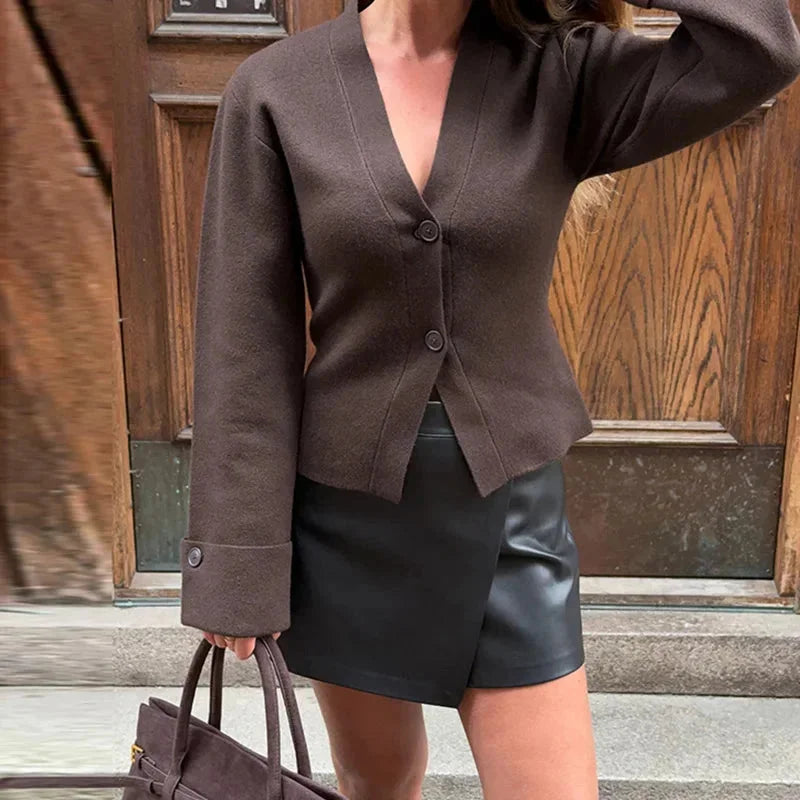 Bequemer Damen-Cardigan mit V-Ausschnitt, Knöpfen, aus weichem Strickmaterial in lässigem Design für den Alltag.