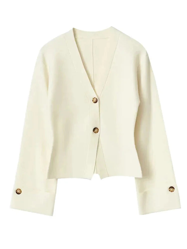 Cardigan femme marron avec boutons, col en V et tissu doux, adapté pour des occasions décontractées.