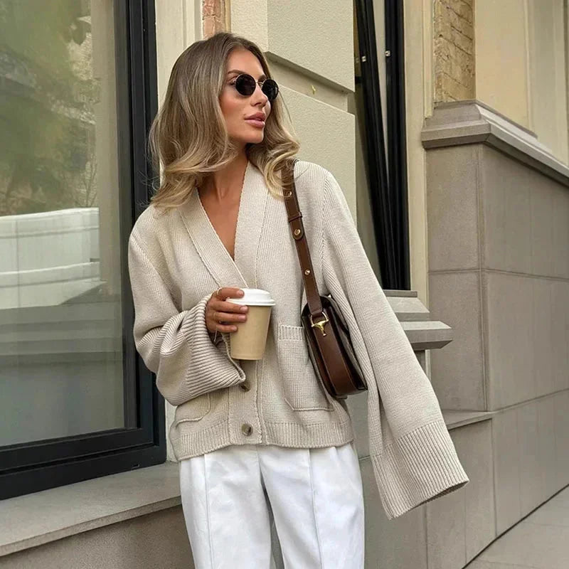 Beiger Cardigan für Damen aus weichem Strick, mit Knöpfen und V-Ausschnitt für einen lässigen Look. Ideal für den Alltag.