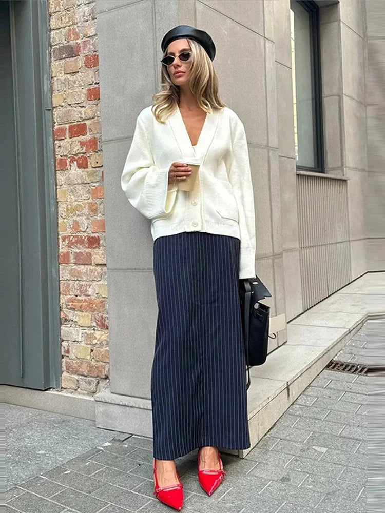 Beige Cardigan für Damen mit Knöpfen, V-Ausschnitt und weichem Strickmaterial, ideal für lässige Outfits.