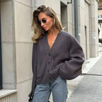 Bequemer Damen-Cardigan mit Knöpfen, V-Ausschnitt und weichem Material, ideal für lässige Freizeit-Outfits.