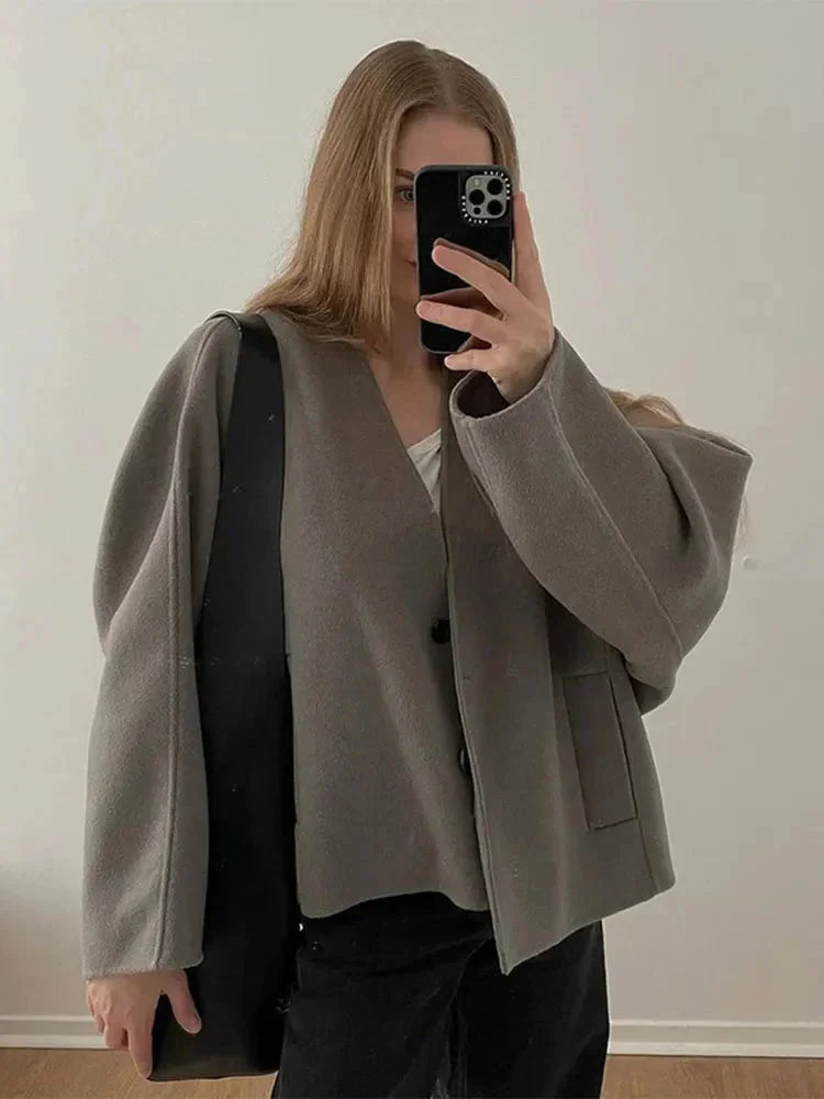 Cardigan femme gris, décontracté avec boutons, en mélange de coton, coupe confortable et ample.