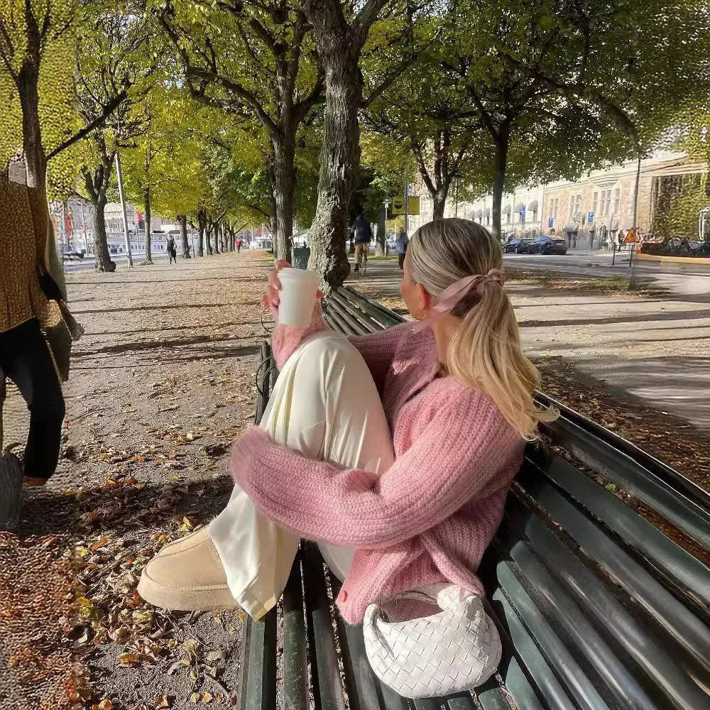 Cardigan femme en maille rose avec boutons sur le devant et coupe légère pour un confort optimal.