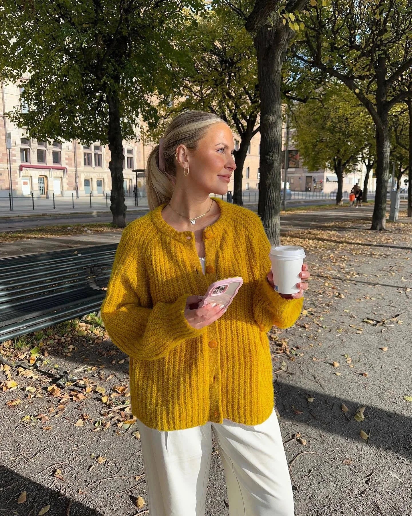 Beige Strick-Cardigan für Frauen mit Knöpfen vorne, aus weichem Material, ideal für kühle Tage und vielseitige Outfits.