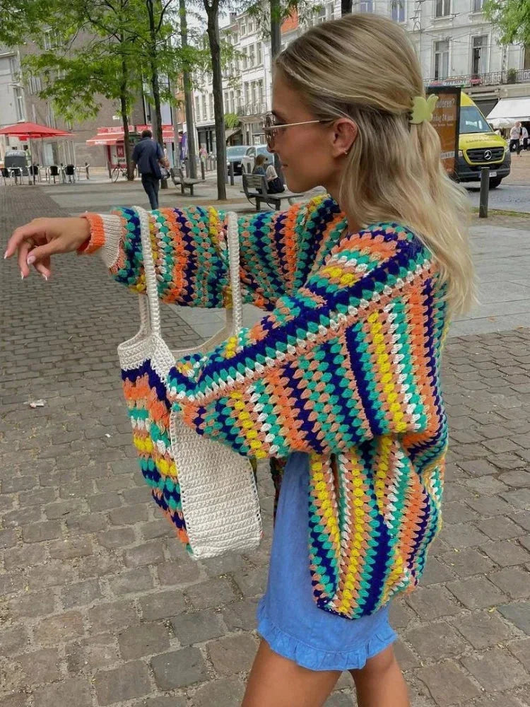 Cardigan femme en maille avec rayures arc-en-ciel et coupe classique.