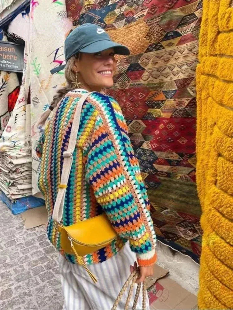 Cardigan femme en maille à rayures arc-en-ciel, coupe ouverte, design confortable et coloré.