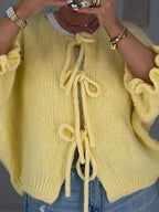 Gelber Cardigan für Frauen mit Knoten und offenem Vorderteil, aus weichem Material für Komfort und atmungsaktive Passform.