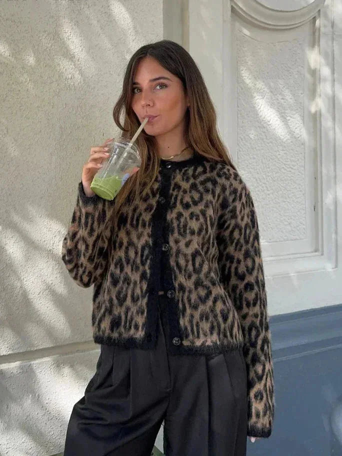 Cardigan femme à manches bouffantes en imprimé léopard, en tissu léger, parfait pour des tenues décontractées.