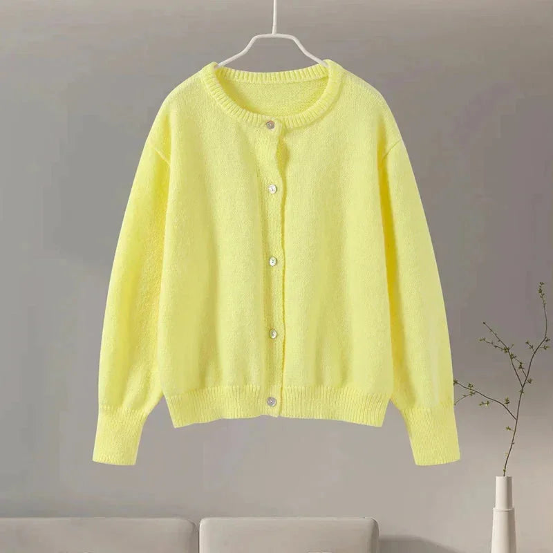 Damen-Cardigan mit Puffärmeln und animalischem Muster, aus weichem Material, perfekt für lässige Outfits.