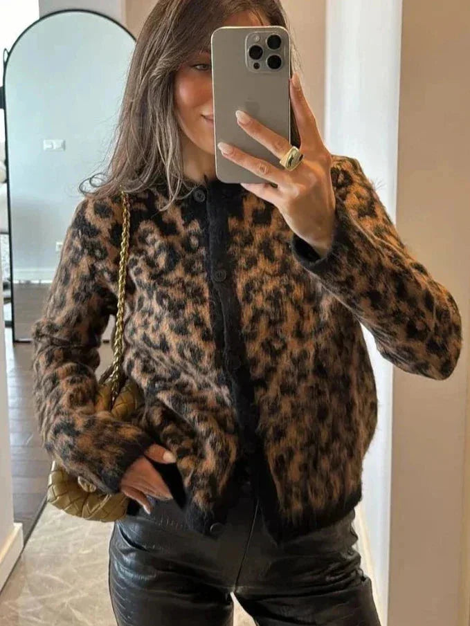 Damen-Cardigan mit Puffärmeln, tierischem Muster, weicher Strick, ideale Übergangsjacke für modische Outfits.