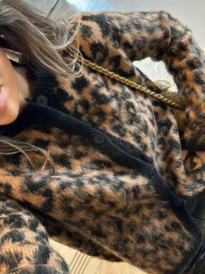 Beiger Cardigan für Frauen mit Puffärmeln und animalischem Muster, aus weichem Strickmaterial für einen lässigen Look.