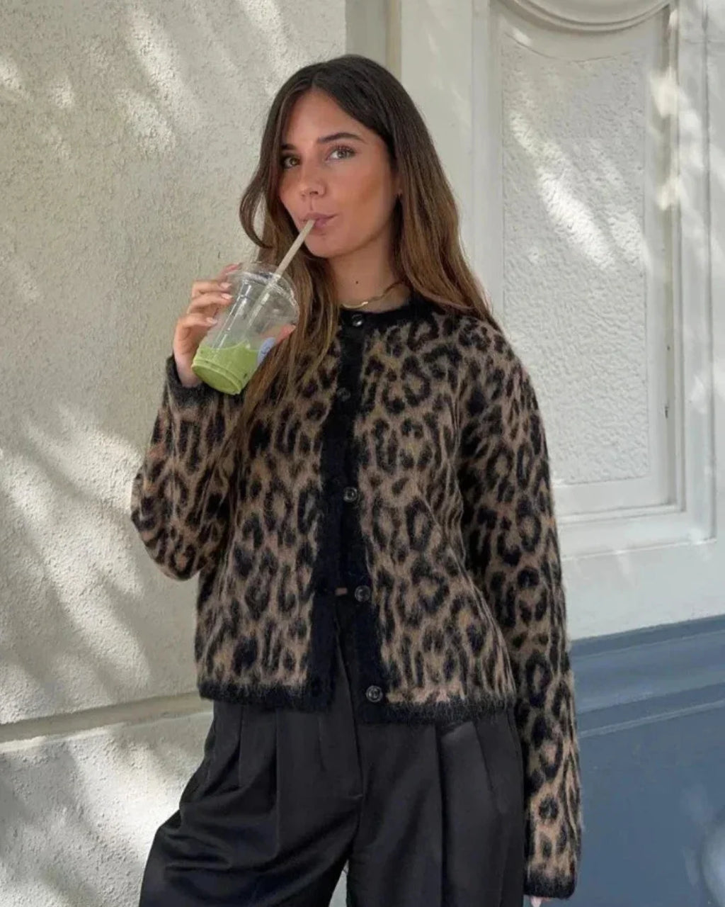 Cardigan beige pour femme à manches longues avec motif léopard en tricot doux, adapté pour la mi-saison.