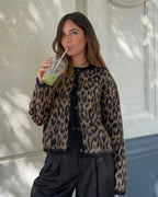 Cardigan beige pour femme à manches longues avec motif léopard en tricot doux, adapté pour la mi-saison.