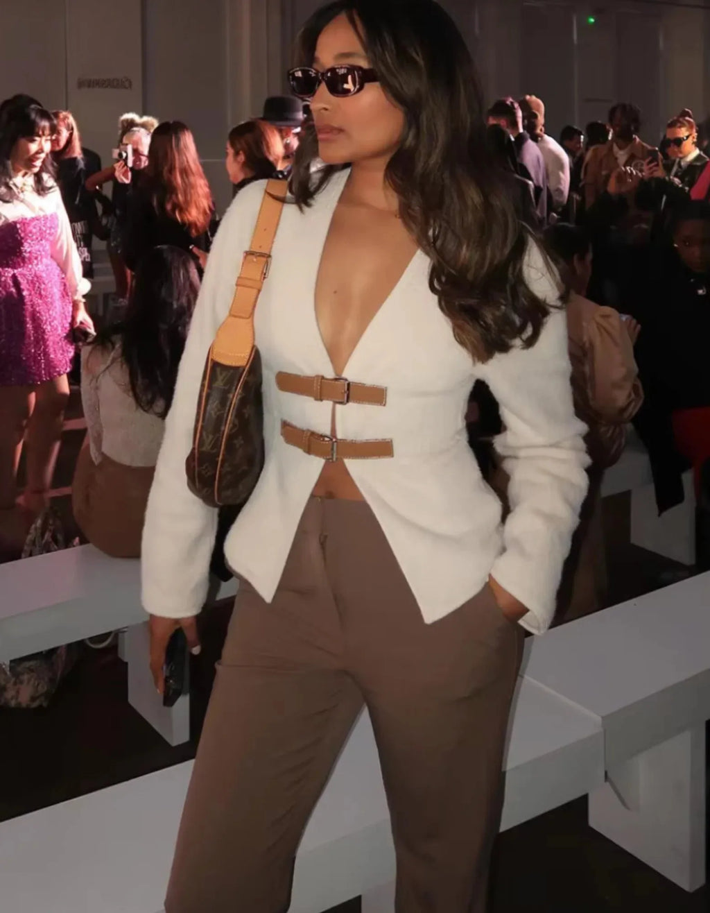 Cardigan blanc pour femme avec sangles beiges, coupe décontractée et détails modernes.