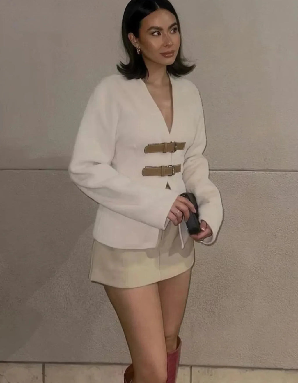 Cardigan blanc pour femme avec sangles beiges, design moderne, en matériau doux et respirant.