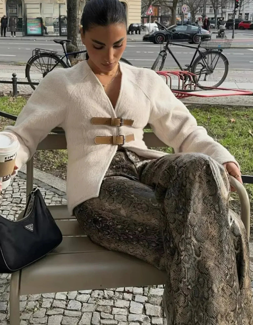 Cardigan femme moderne beige avec sangles, coupe contemporaine et tissu doux, adapté à divers styles.