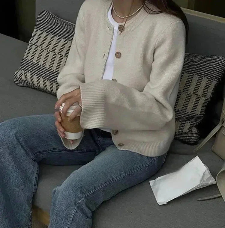 Modischer Cardigan für Frauen mit Knöpfen, aus weichem Strickmaterial, ideal für lässige und elegante Outfits.