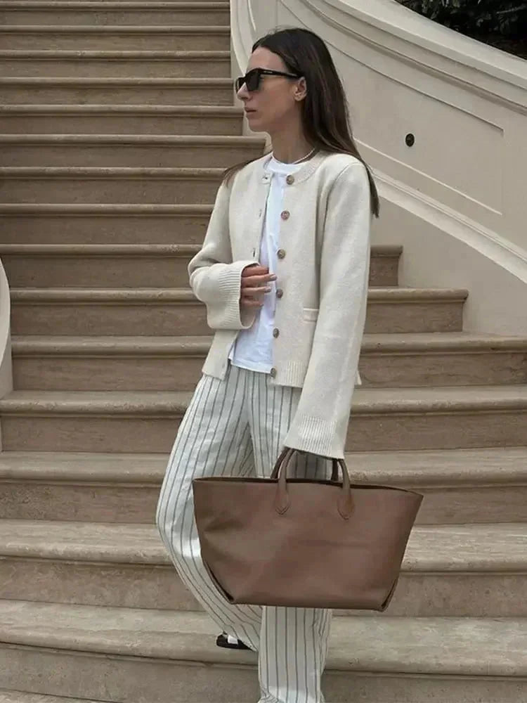 Cardigan femme kaki à boutons, en matière légère, coupe décontractée.