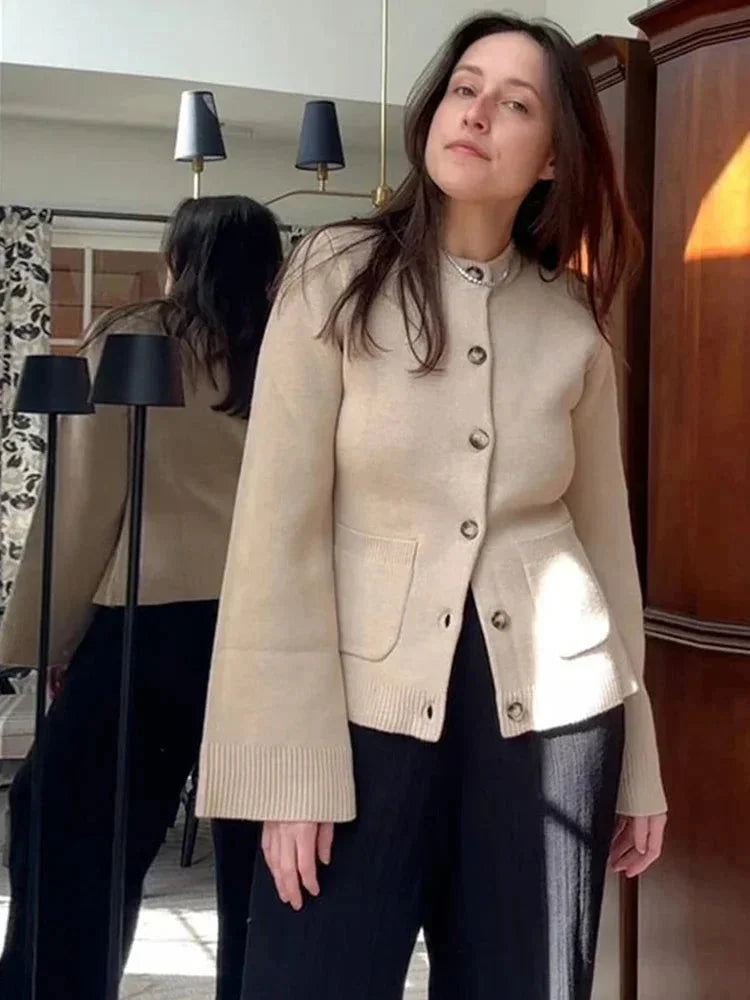 Cardigan femme kaki en tricot doux, avec boutons, coupe décontractée pour un style quotidien.