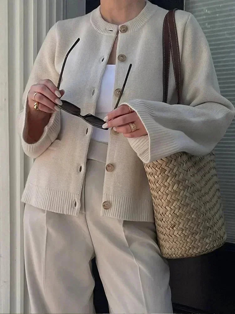 Cardigan femme kaki en tricot doux, avec boutons et coupe élégante.