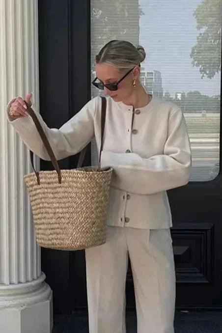 Cardigan kaki en coton doux, avec boutons tendance et coupe décontractée.