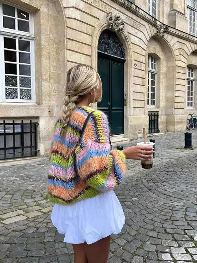 Bunt gestreifter Damen-Cardigan aus weicher Strickware mit langen Ärmeln und offener Vorderseite.