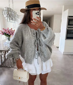 Cardigan femme gris noué, à manches amples et design tricoté, coupe décontractée.